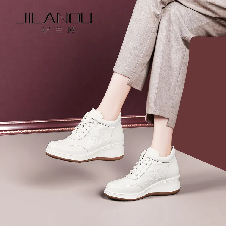 真皮厚底短靴女2025秋冬新款妈妈鞋软底坡跟裸靴牛皮休闲女靴