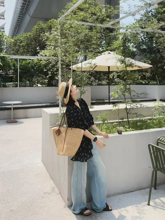 2025早秋新款法式别致超好看独特漂亮黑色碎花衬衫女百搭牛仔裤