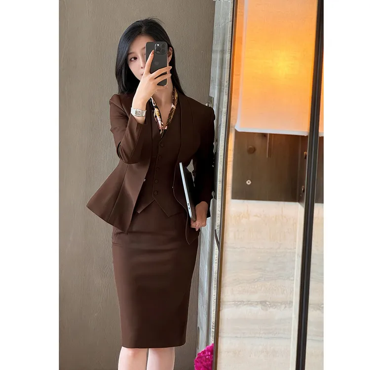 高级感2025驼色新款气质通勤正装西装马甲套装女高腰半身裙三件套