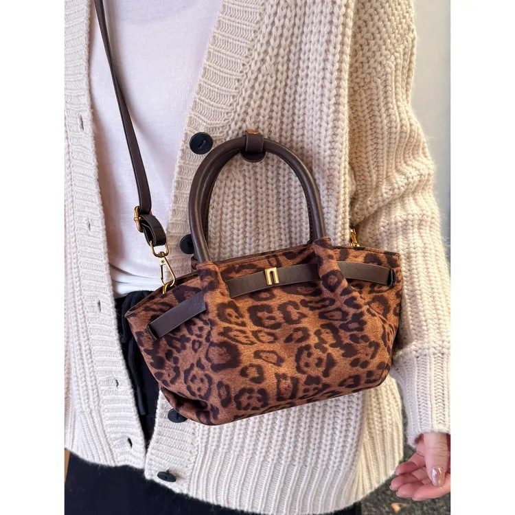 麂皮绒豹纹包包女大容量2025新款秋冬小众覆古褶皱斜挎手提托特包