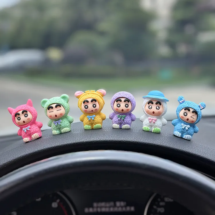 治愈系小新公仔汽车摆件电动车内饰办公位桌面中控台大屏车载摆件