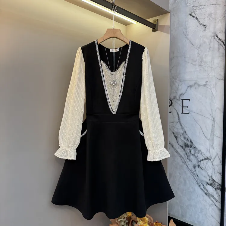 2026气质胖mm时尚V领钻领设计感链条轻熟洋气轻奢大码连衣裙1125