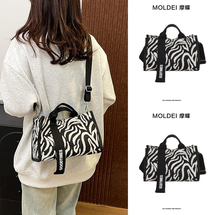 秋冬季大容量上班通勤斜挎包包包女2025新款个性斑马纹帆布手提包