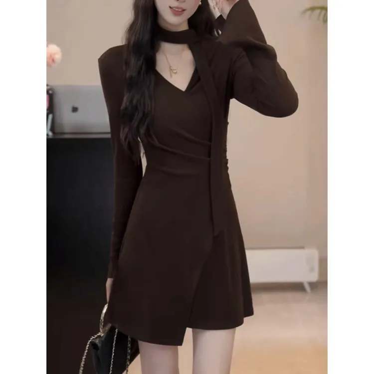 设计感气质不规则收腰V领长袖连衣裙时尚显瘦秋季新款小个子短裙