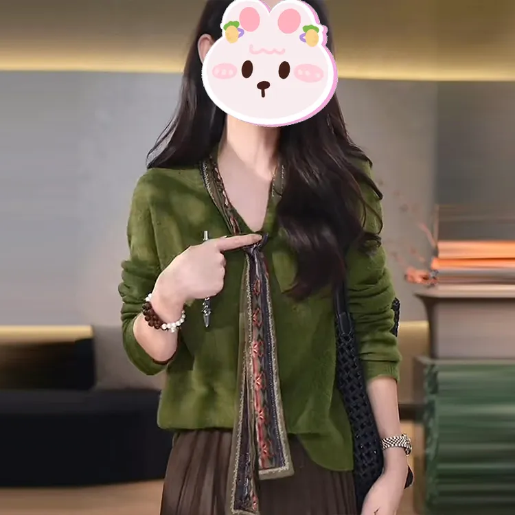绿色洋气减龄气质针织衫女2025秋季新款休闲简约通勤百搭长袖上衣