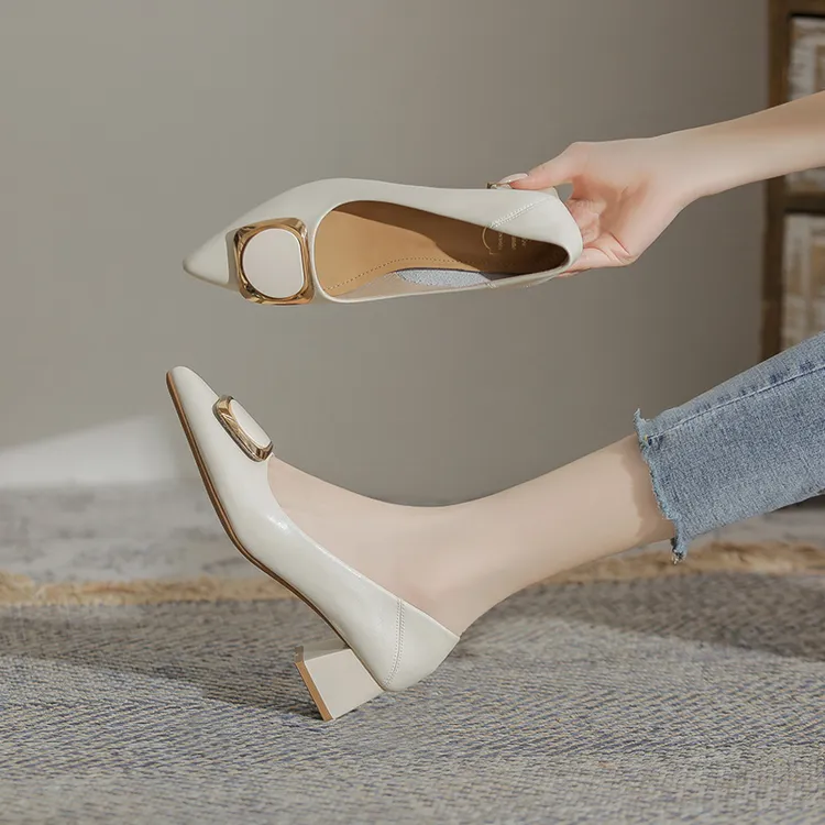 法式粗跟单鞋女2025新款春秋季真皮软底方扣尖头浅口中跟工作瓢鞋