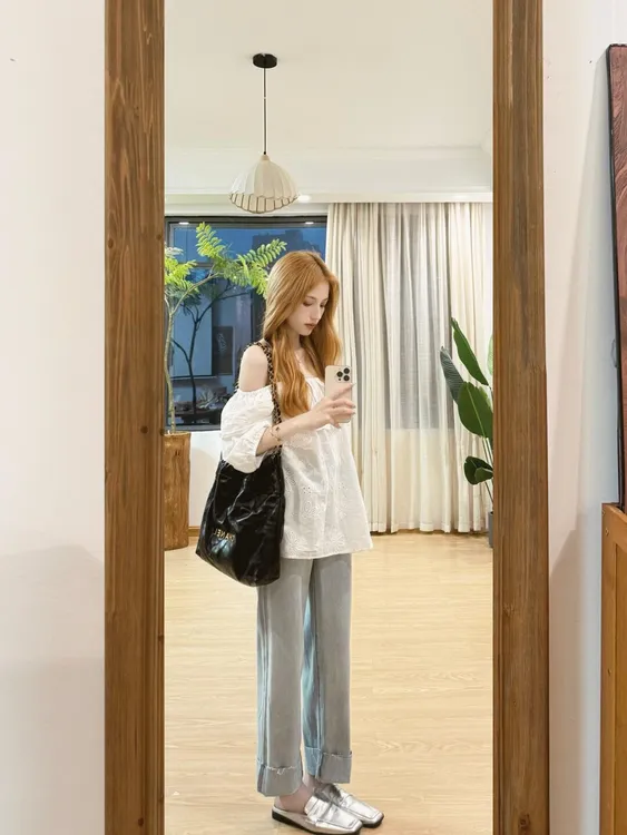 2025夏季韩系气质温柔风穿搭白色一字肩刺绣衬衫高腰牛仔裤两件套