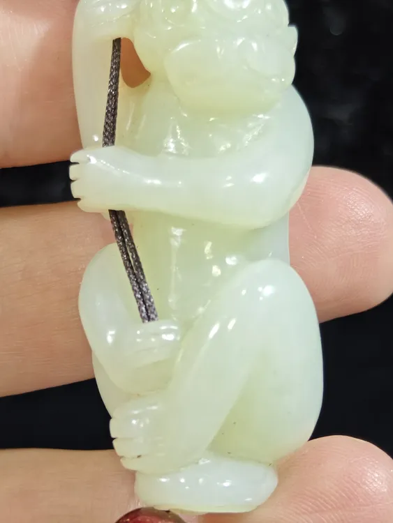 旧藏天然和田玉灵猴献福手把件吊坠挂件44克50*21*18mm