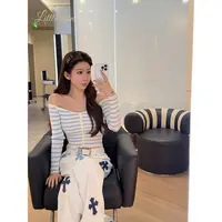 小雨姐姐【悦悦音律】一字肩修身显瘦纽扣装饰休闲条纹针织上衣新款