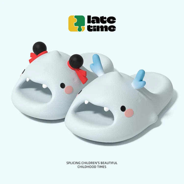 哪吒小萌鲨鱼拖鞋女童儿童夏季新款室内防滑卡通可爱男宝宝凉拖鞋