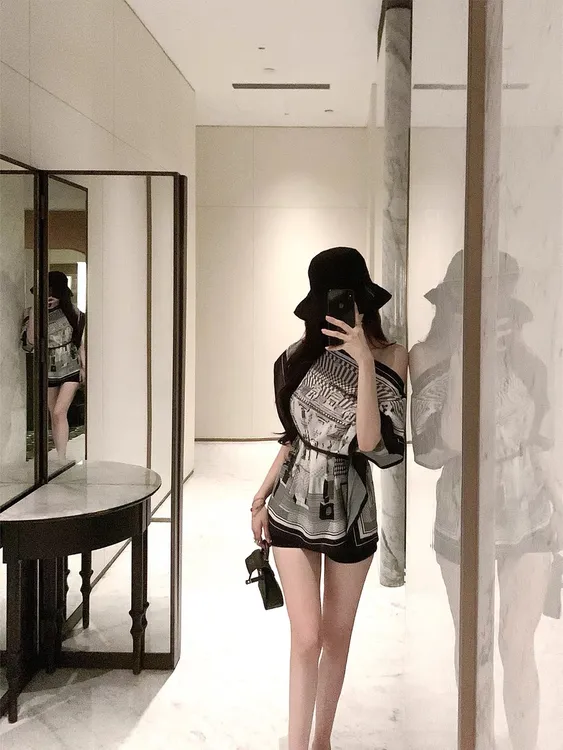 贵感松弛 老钱风印花斜肩上衣女夏季时尚设计感蝙蝠袖缎面衬衫
