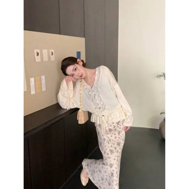 【赵小小&好米！温柔奶芙】8036 设计镂空长袖v领针织衫毛衣显瘦上衣