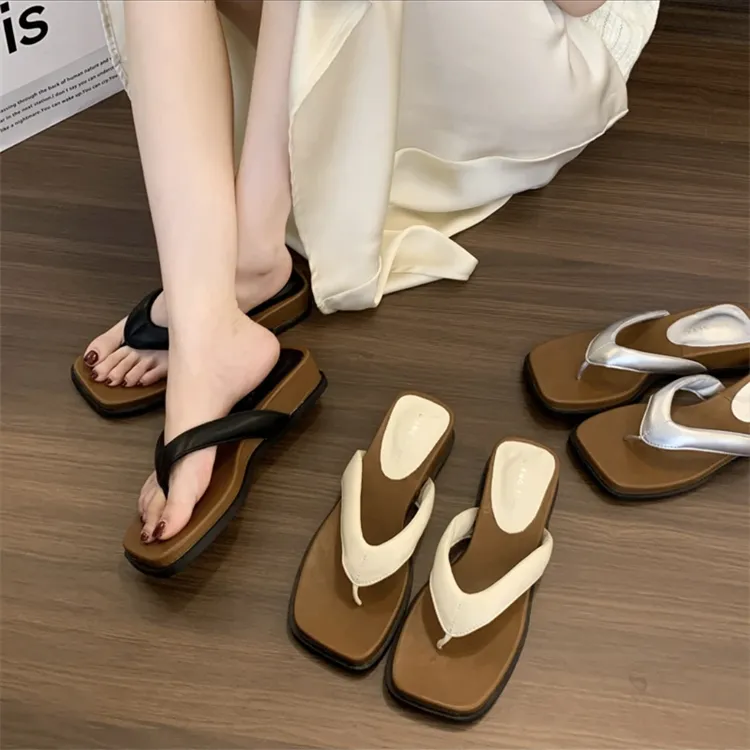 软底夹脚人字拖鞋女夏季外穿2025年气质凉拖法式方头沙滩凉拖鞋潮