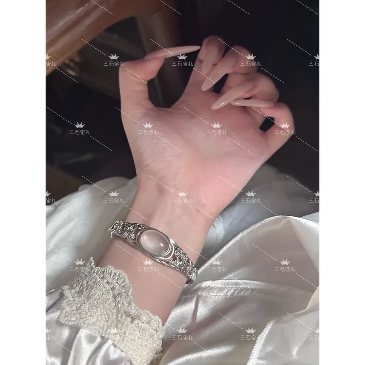 天然奶白晶手镯女款新款高级感轻奢小众手镯配饰