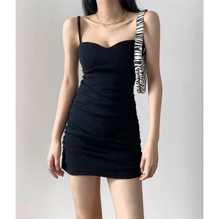 欧美辣妹黑色吊带连衣裙女春夏内搭露肩锁骨显瘦褶皱包臀a字短裙
