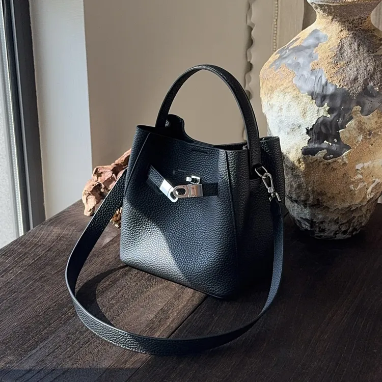 HY2025冬季新款水桶包荔枝纹头层牛皮单肩斜挎小包通勤真皮包中包