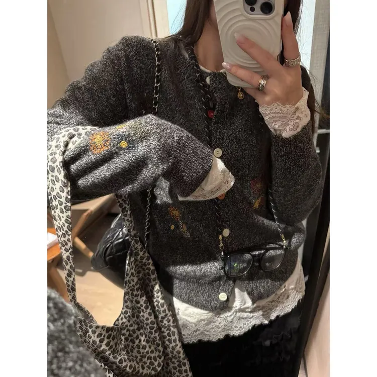 SP 刺绣杂色针织开衫女高级感纽扣修身正肩短款毛衣外套