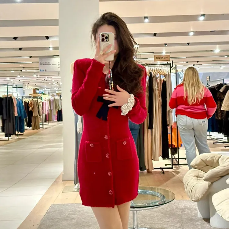 秋冬红色V领小香风气质连衣裙针织冬季单排扣蝴蝶结长袖收腰设计