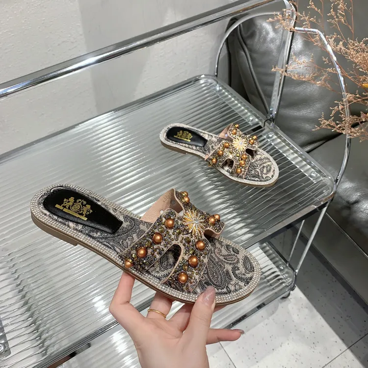 小众豹纹凉拖鞋设计感平底露趾重工钉珠凉鞋软底明星同款女人鞋