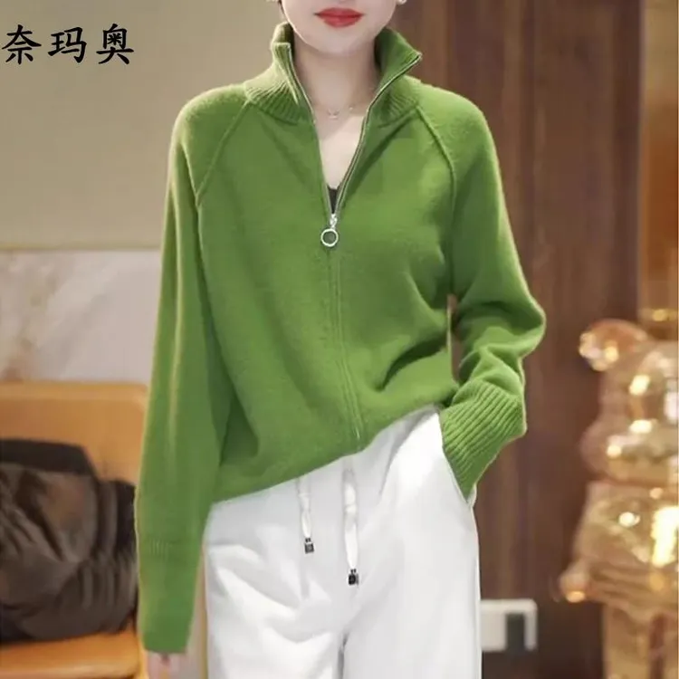 高级感绿色高领毛衣外套女秋冬大码胖mm独特软糯拉链针织开衫上衣