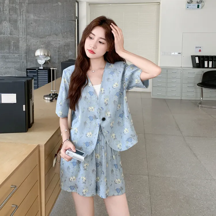 小个子气质时尚印花套装裤女2025夏季新款短袖西装阔腿短裤两件套