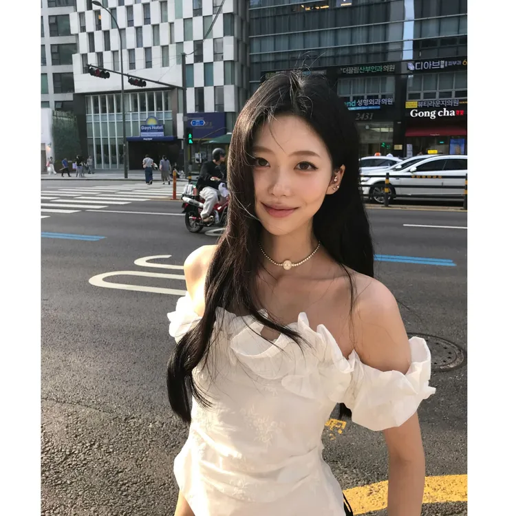 大码一字肩独特漂亮t恤女夏新款卷边白色修身短袖设计感辣妹上衣