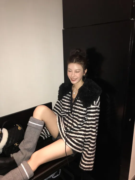 时尚套装毛领条纹宽松长袖套头上衣性感辣妹外穿洋气休闲百搭短裤
