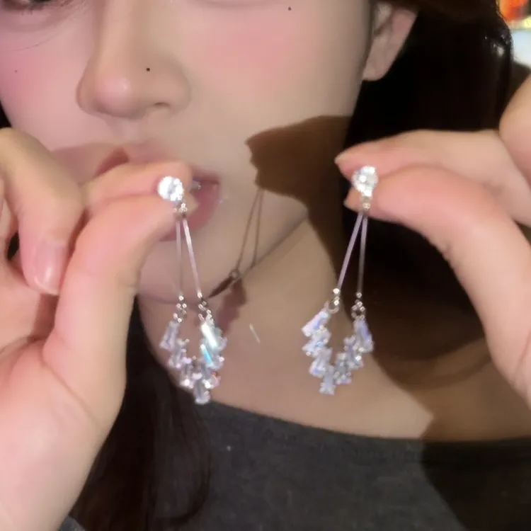 铜合金耳饰 银色简约锆石菱形V字耳钉耳环女设计感网红耳饰