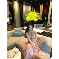 炽铂 粉色吊带连衣裙女2025秋高级感气质v领裙子性感度假雪纺长裙