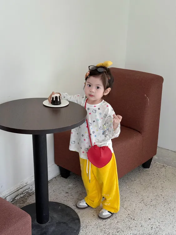 小思家女童2025秋季洋气韩版满印圆领长袖T恤休闲百搭卫裤套装