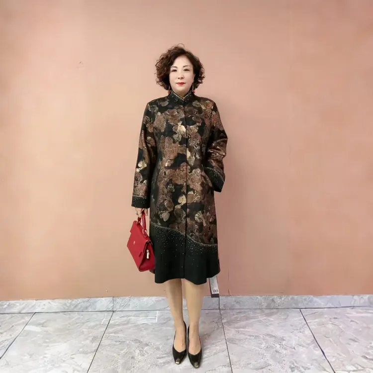 50310中老年妈妈烫钻外套秋装新款气质高贵华丽洋气显瘦花色风衣