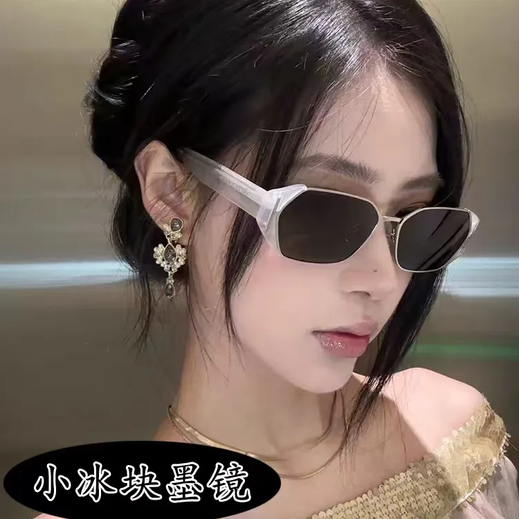 小冰块2025新款高级感老钱风墨镜女款方框显瘦防紫外线太阳镜