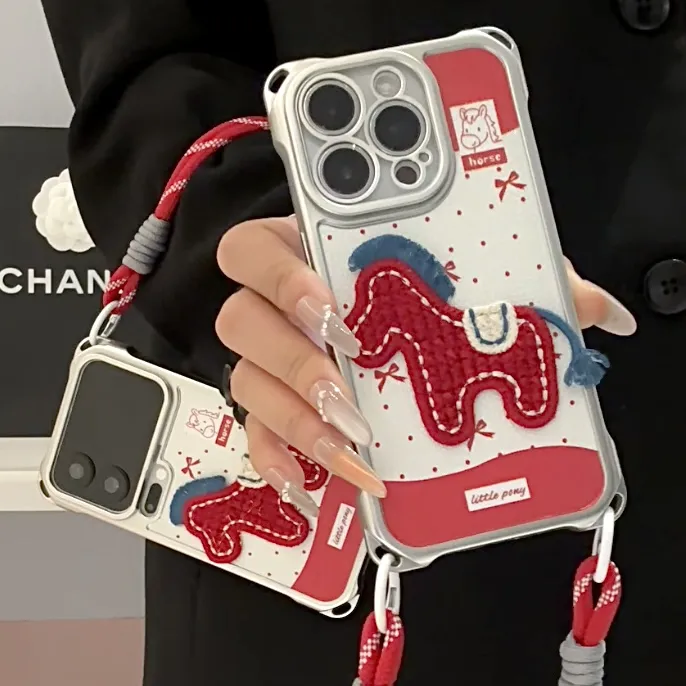 刺绣小马四角挂绳羊皮壳适用苹果17/16PRO手机壳华为vivo小米oppo