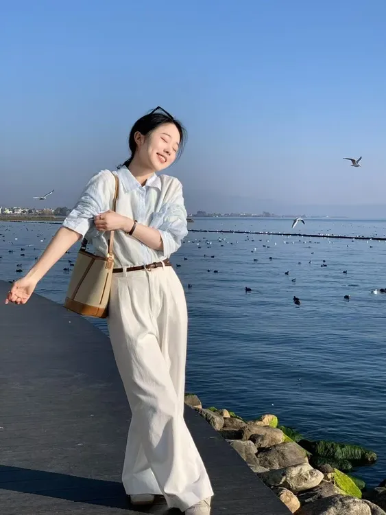 【湖畔之心】时尚高级感蓝色衬衫上衣搭配白色休闲长裤气质两件套