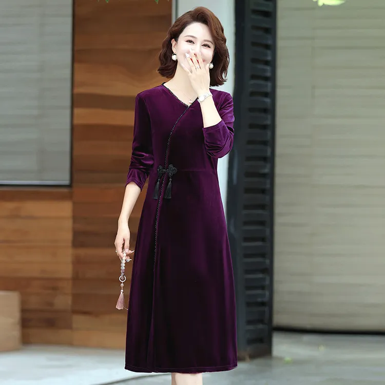 洋气妈妈款金丝绒V领连衣裙女2025秋季新款中老年女装中长款裙子