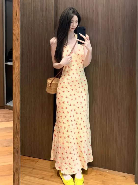 黄色v领碎花挂脖吊带连衣裙子女夏季2025年新款海边度假沙滩长裙