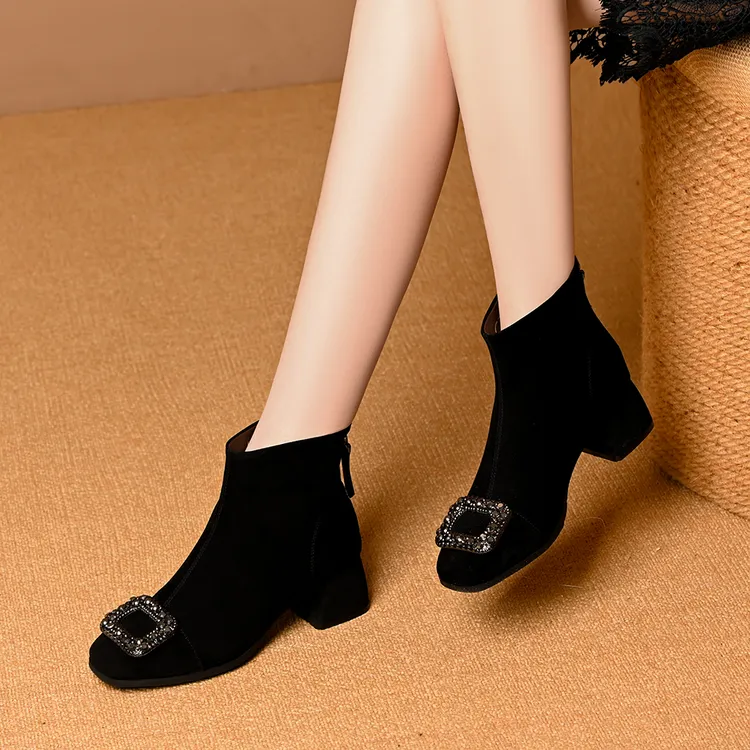 真皮羊皮粗跟短靴女2025秋冬新款磨砂绒面方头水钻职业粗跟瘦瘦靴