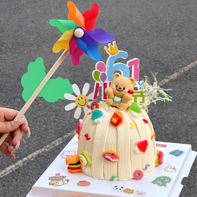 61儿童节卡通举心围兜小熊蛋糕装饰摆件六一快乐节日烘焙插件