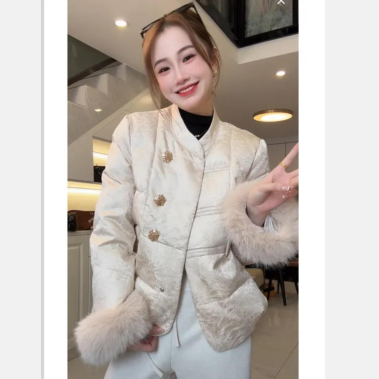 冬季新中式重工三颗水晶大钻扣毛毛袖口国风石墨烯云绒棉服提花