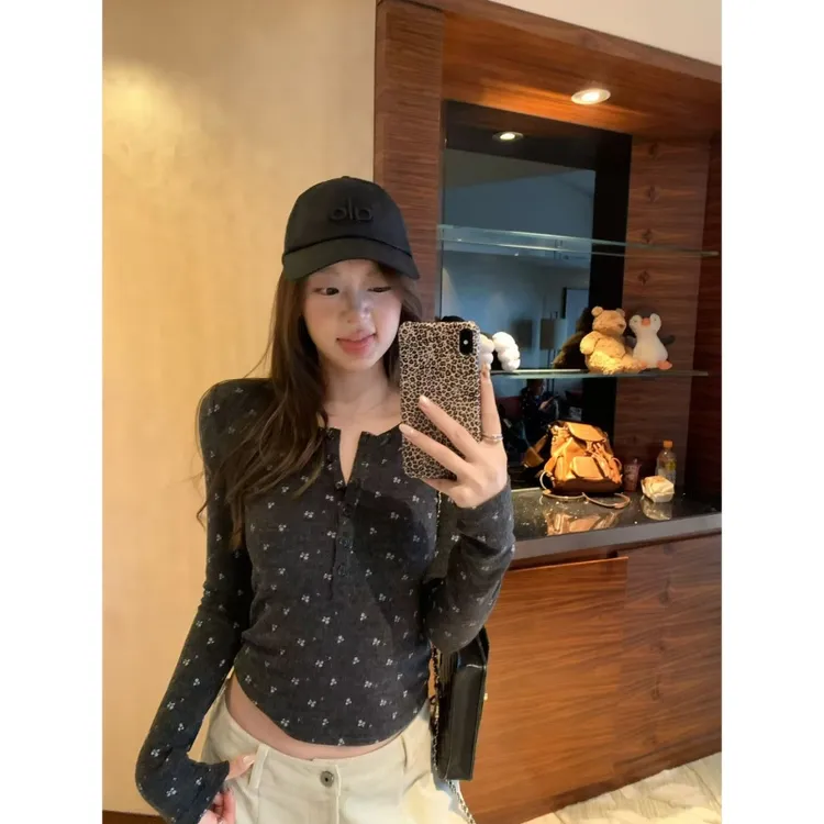 复古碳灰碎花扣领长袖T恤女2026秋冬新款修身内搭打底衫套头上衣