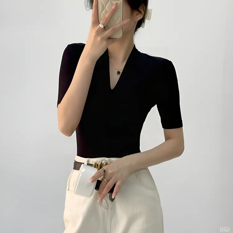 浪莎2025复古设计感短袖T恤洋气女正春夏新款打底衫黑色V肩领内搭