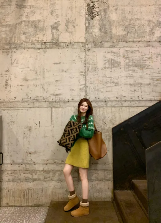 【繁华】森系INS风慵懒绿色针织上衣减龄黄色半身裙圣诞活力套装