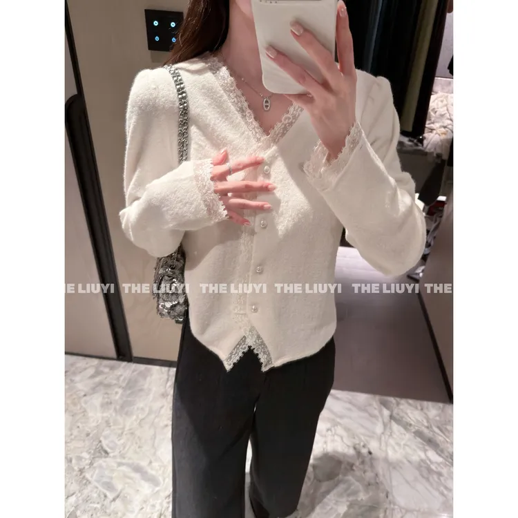 【LIUYI】韩系温柔风双面绒感蕾丝拼接小衫51022B4