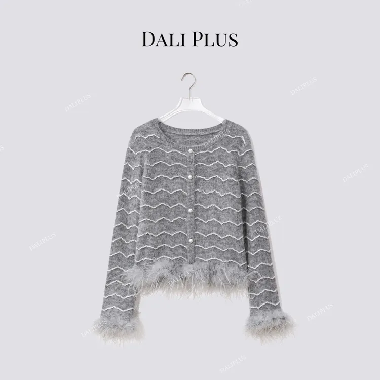 DALI PLUS“31苏力羊驼毛”拼接鸵鸟毛下摆波浪针织-D5MM2737