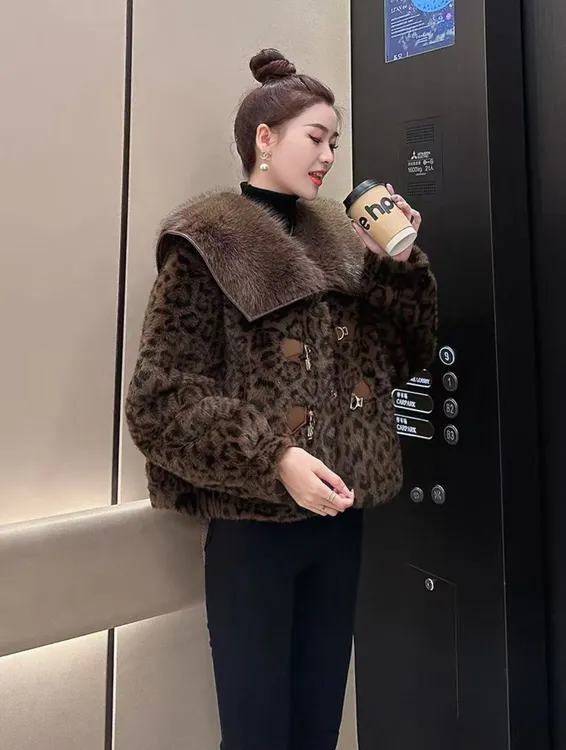 短款皮毛一体外套女2025新款冬装宽松毛毛大衣设计师款气质时尚