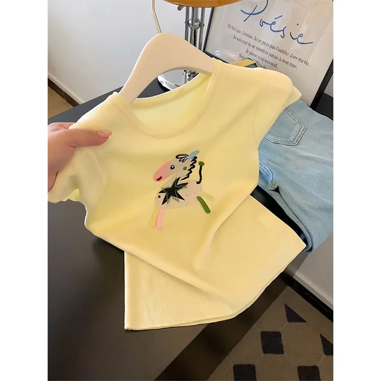 时尚减龄小马刺绣黄色上衣2025夏季新款休闲百搭小众圆领短袖t恤