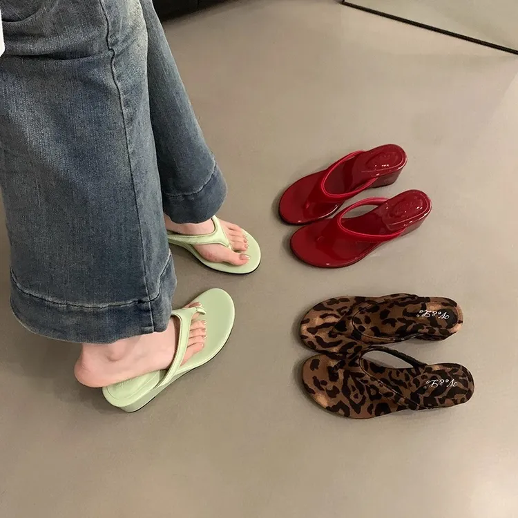 坡跟夹脚人字拖鞋女鞋子外穿2025夏季高跟气质红色配裙子凉拖凉鞋