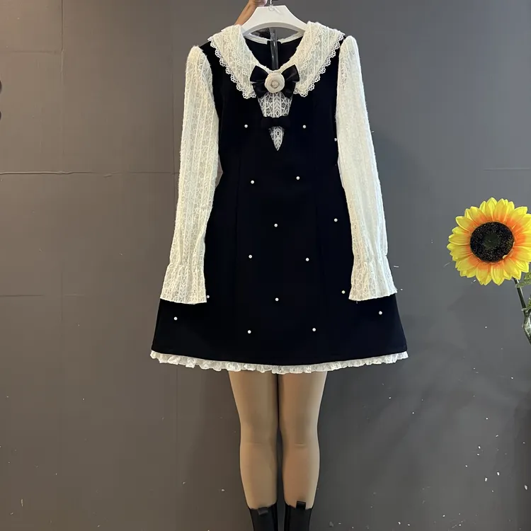 新款法式名媛高级感蕾丝娃娃领钉珠拼接收腰显瘦假两件连衣裙