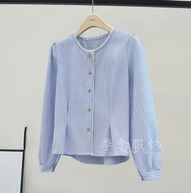 季念棉浅蓝色竖条纹棉衬衫女短款2025秋季新品时尚洋气上衣潮