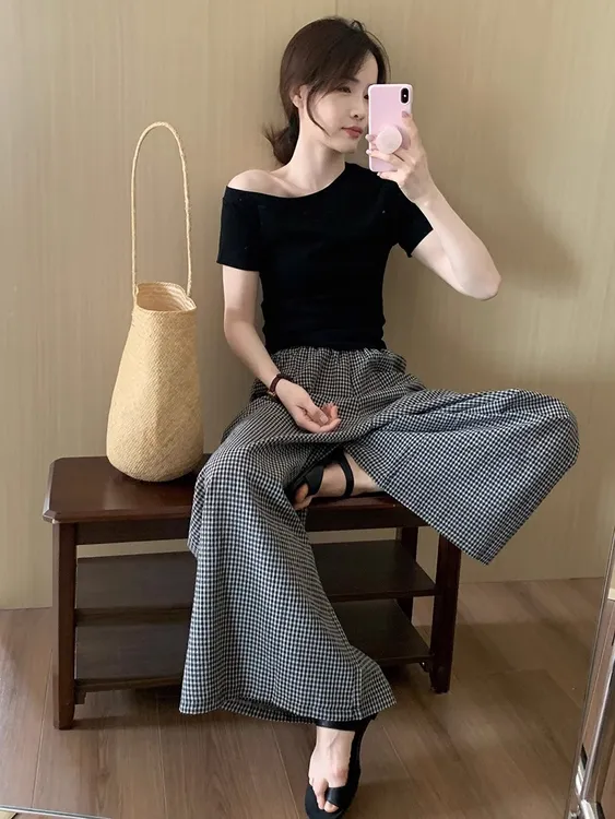 夏季ootd减龄穿搭一整套女黑色斜肩短袖上衣搭配格子阔腿裤两件套